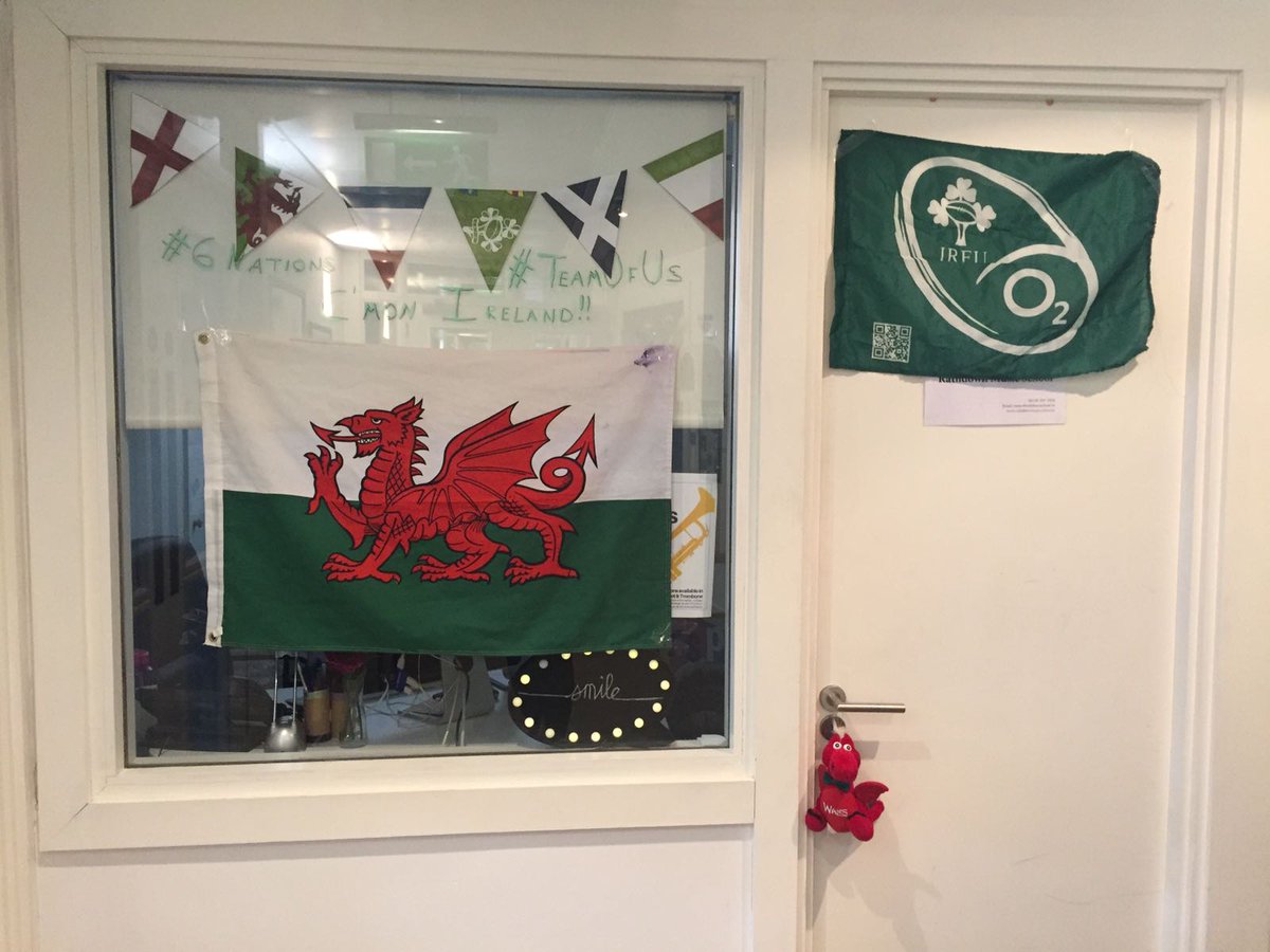 Huge thanks to Ms Stamper (🏴󠁧󠁢󠁷󠁬󠁳󠁿) for decorating Ms Crotty's (🇮🇪) office today with the #Welsh flag! Looks like it's #GameOn for tomorrows <a href="/SixNationsRugby/">Guinness Men's Six Nations</a> match! ☘️🏉🔴🐲 #IRLvWAL #ShoulderToShoulder <a href="/IrishRugby/">Irish Rugby</a> <a href="/WelshRugbyUnion/">Welsh Rugby Union 🏴󠁧󠁢󠁷󠁬󠁳󠁿</a> #OhItsOn