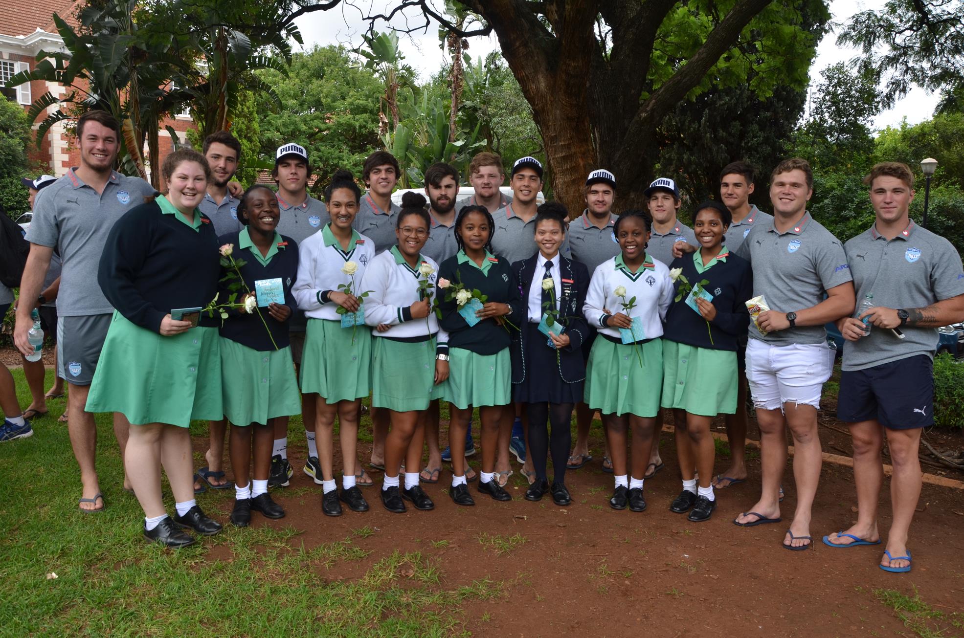 Pretoria Girls High Pretoriagirlshigh Paid A Visit By The U 19 Bluebulls To Hand Out Roses To The Matrics Receiving Their Matric Dance Invitations T Co 0maei72ul9 Twitter