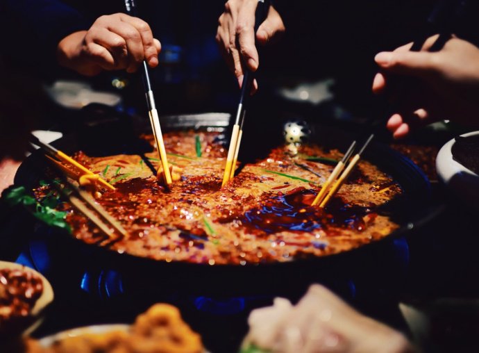 tyukaryouri's tweet photo. 遅刻した「年夜飯」がきた🛬
「年夜飯」とは、大晦日に��族が集まって春節特別番組を見ながら美味しく食べる夕食だ。
今は普段でも肉が食べられるだけで食べられるが、肉料理が相変わらず定番料理だ。 https://t.co/66ZAv5l7WY