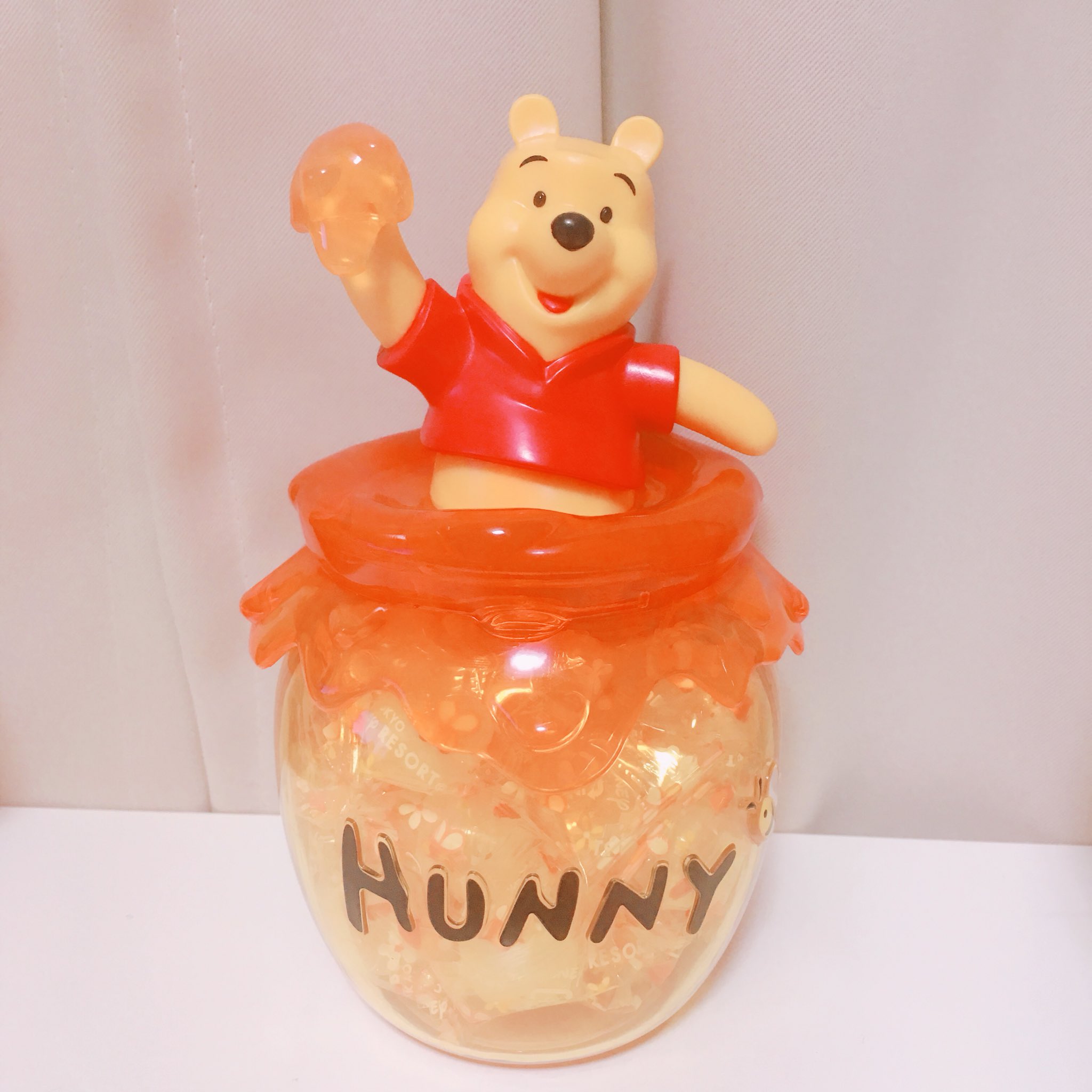 れい ディズニーでお菓子買う基準 容器が使えるかだから最近全然買ってなかったんだけど 昨日はプーさん買ったよー 年末に喉やっちゃってからのど飴常備してて それ入れる用 チョコクランチとかも大好きだけど 缶の
