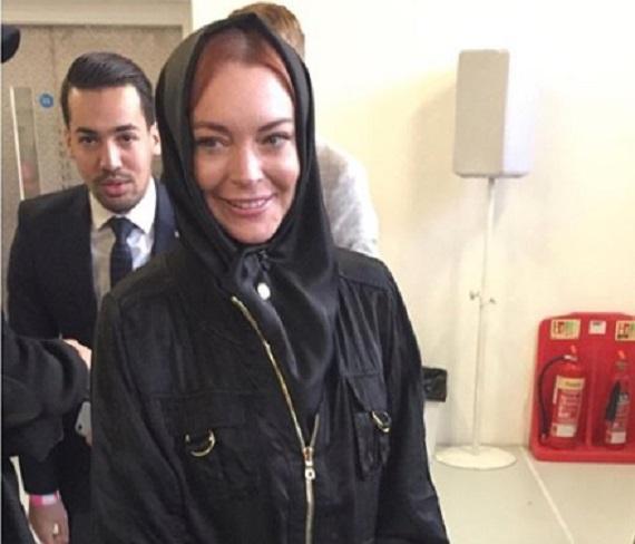 InsiderAsia's tweet photo. Lindsay Lohan shocks with hijab at London Modest Fashion Week https://t.co/o4453qo81f https://t.co/NUXp0AwOMS