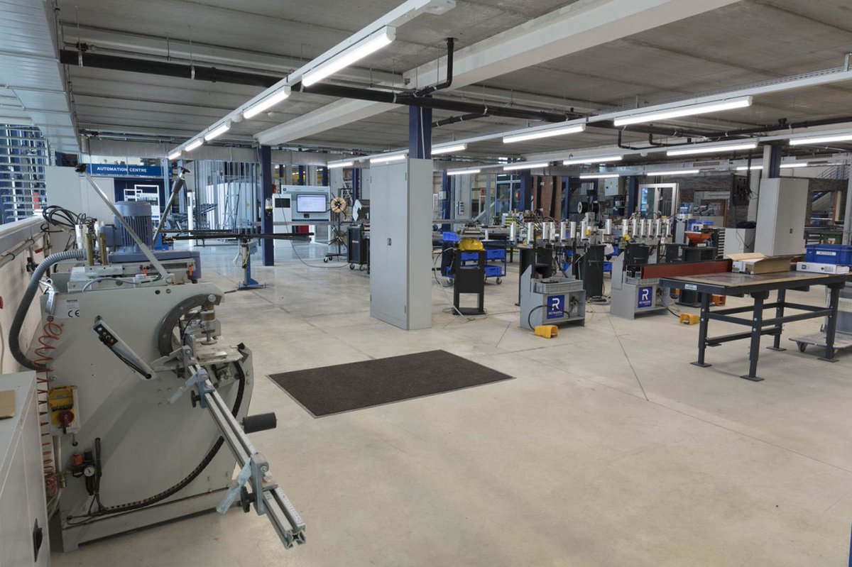 ReynaersSP's tweet photo. En Reynaers organizamos numerosas sesiones de formación. ℹ El programa práctico incluye cursos estándar y especializados https://t.co/HKuk3QPlIB #Reynaers #ReynaersAluminium #aluminios #aluminis #formacion #reformas #arquitectura #construccion #domotica #interiorismo #diseño https://t.co/UcGX7Zd8tB