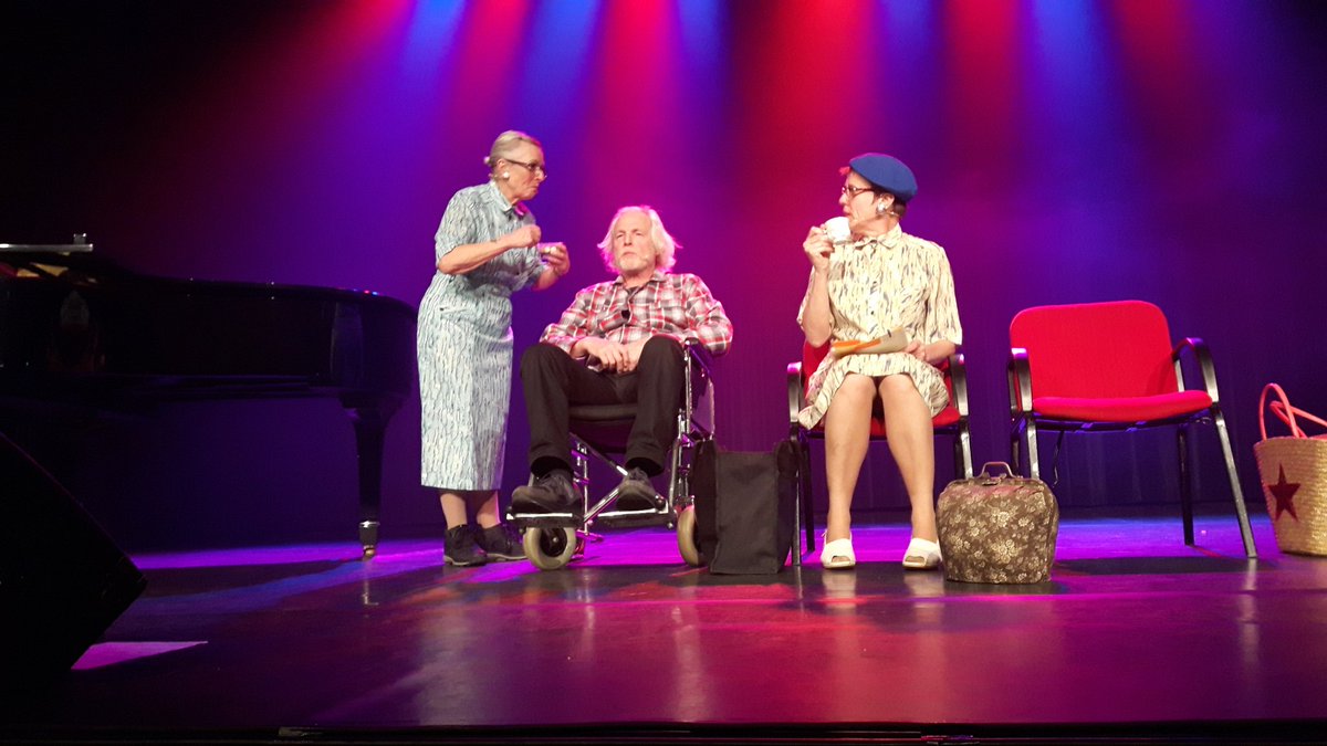 Een prachtige #theateravond in <a href="/TCarrousel/">Theater Carrousel</a> Ommen.
Bijna 200 mensen (#mantelzorgers, #zorgprofessionals en #vrijwilligers in de #palliatief #terminale zorg) genoten van het programma met theatergroep Aan de Lijn, de muziek van Henk Ruiter en de zang van de meiden van MuSis.