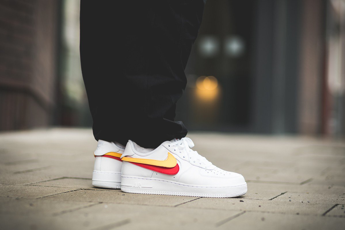 Complacer Insatisfecho Cañón The Sole Supplier on Twitter: "Nike Air Force 1 Velcro Swoosh Pack White  LIVE at Size? Link &gt; https://t.co/4ic6CWgIae https://t.co/FrjgvIENXY" /  Twitter