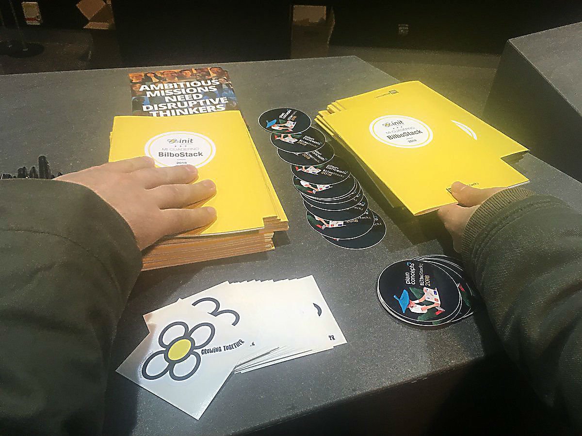 Grupo_init's tweet image. ¡Muchas gracias! Ok. El tema es que el cuaderno era merchanding #InitServices que, de hecho, también pusimos pegatinas ;-) La chapa, "oficial" de #bilbostack2018 😉