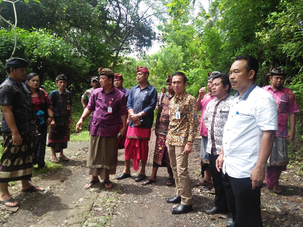 14merta's tweet photo. launching padat karya tunai di Kab. Joembrana Bali. jangan lupa berikan keberpihakan secara riil pd tenaga kerja RTM/pengangguran sebagai tenaga kerja. #ManfaatDanaDesa #PSDP3MDNusantara#TPPIBali @jokowi @EkoSandjojo @anwsanusi @taufikmadjid71 @fachrilabalado @tppindonesia https://t.co/vKOI0RynpX