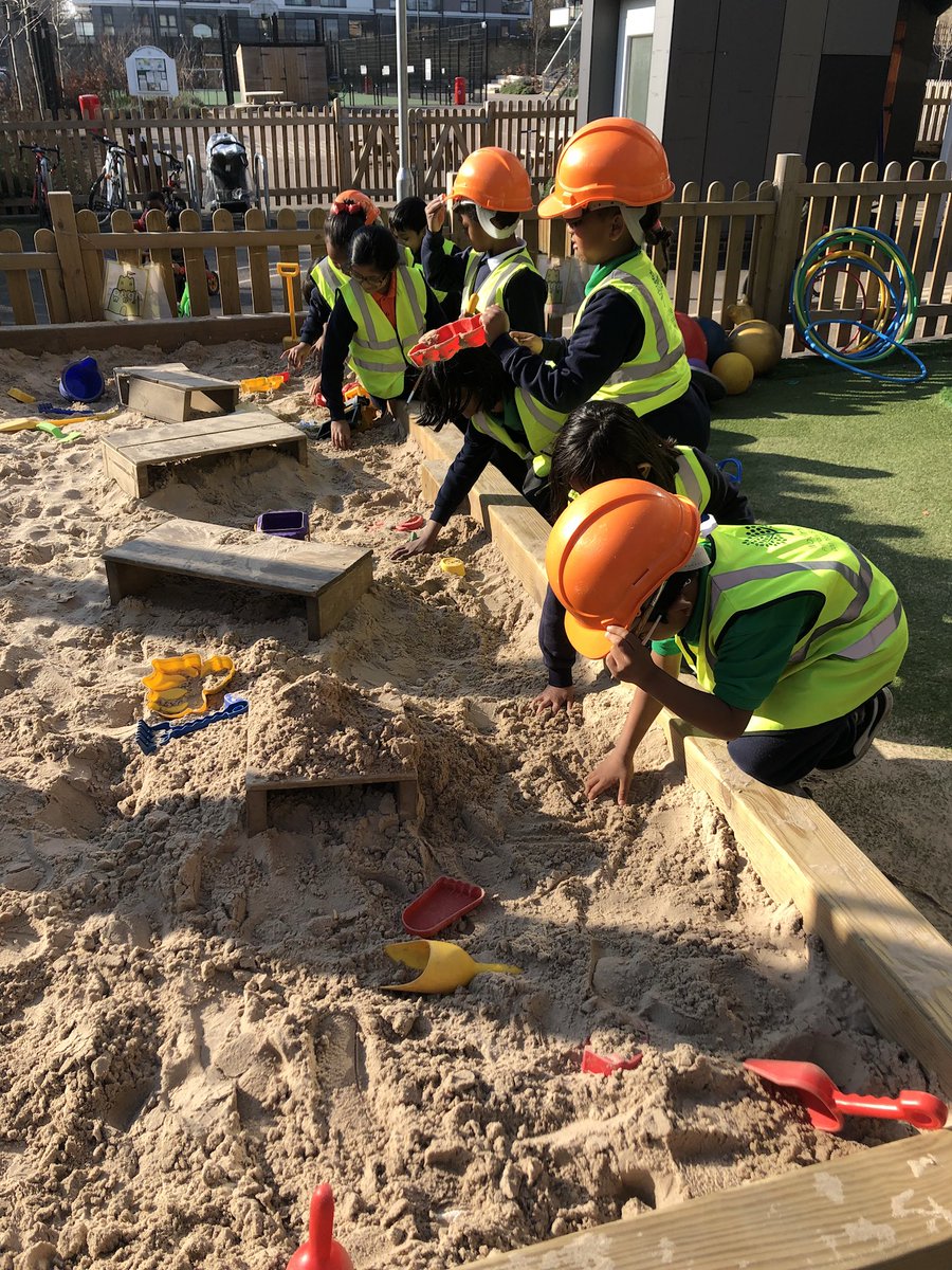 WoolmoreTweets's tweet image. Y1 Holly paleontologists search for fossils of dinosaurs #science #evidence #properkit #nurseryfascinated
