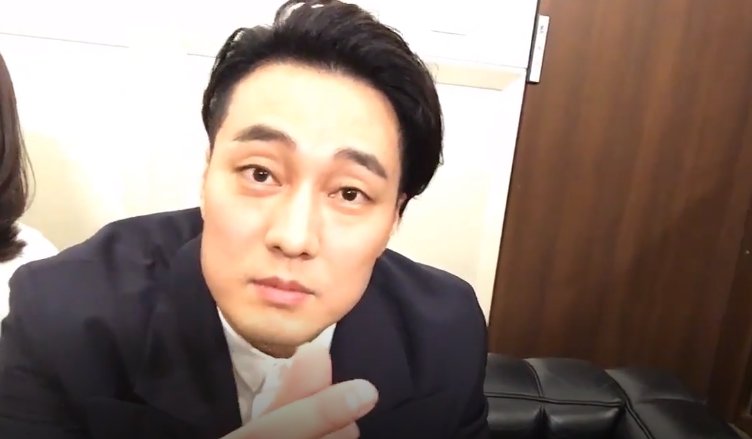 예진핸드와 소간지의 영화 홍보 브이앱인데 이거 안본 사람 없게 해주세요 둘다 잘생기고 예쁜데 웃기고 포인트가 너무 많앜ㅋㅋㅋㅋㅋㅋㅋㅋ...