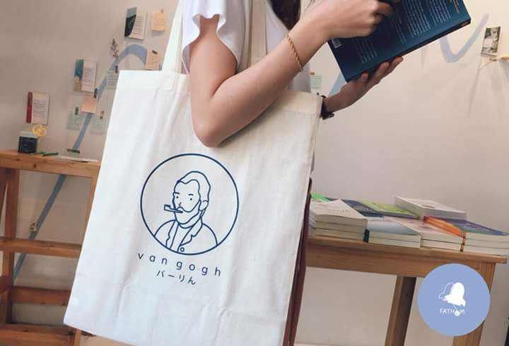 fathombookspace's tweet photo. กระเป๋าผ้าลาย vangogh มาใหม่
วาดโดย Palim นักวาดนักเขียนลายเส้นน่ารัก
มีให้เลือก 2 สีนะ
ราคาใบละ 390 บาท
แวะมาซื้อหน้าร้านหรือ dm มาก็ได้ 😉
#fathombookspace
https://t.co/1GiDc1MuLW https://t.co/uyUYNaZCj5