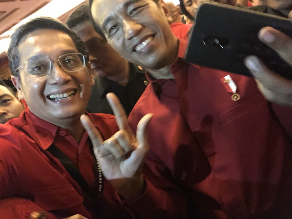 Pak <a href="/jokowi/">Joko Widodo</a> baik sekali. Saya matur mohon selfie, beliau langsung siap. Bahkan ngacung salam Metal utk kita 🤟🏼🇮🇩 Beliau Presiden kita... Beliau capres saya, capresnya PDI Perjuangan 🎶bangkit bergerak... berjuang bersama... tujuan kitaa, Indonesia Rayaaaa 🇮🇩 #T3tapJokowi