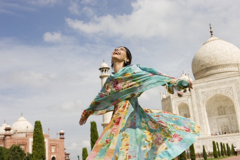 SonamKapoorFC's tweet photo. Throwback : @sonamakapoor for Delhi 6 by @AmitAsharStudio (10) https://t.co/zOo06ajZBe