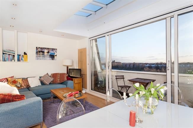 Hamptons_Chis's tweet image. #FabulousFlats

A stunning two double bedroom duplex riverside apartment offering breath taking views of London and the River Thames boasting contemporary fixtures and fittings. #Hammersmith combines a tranquil life on the river with a bustling city vibe socsi.in/amBFY