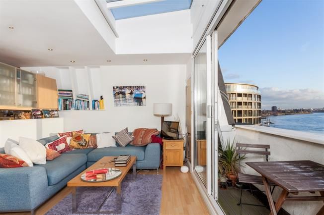 Hamptons_Chis's tweet image. #FabulousFlats

A stunning two double bedroom duplex riverside apartment offering breath taking views of London and the River Thames boasting contemporary fixtures and fittings. #Hammersmith combines a tranquil life on the river with a bustling city vibe socsi.in/amBFY