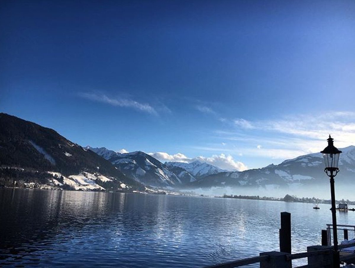 Zell_Am_See_ski's tweet photo. If you haven’t already done so we highly recommend taking a packed lunch and walking round part of the lake today #bringyourcamera #sensationalscenes https://t.co/kXatBucQv1