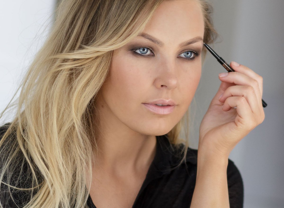 DianaBuiuciuc's tweet photo. New post on the blog! Read about my favourite brow products from Anastasia on https://t.co/vEGAjkriQM #bbloggers #beechat @LovingBlogs @bbloggerschat @BBlogRT @FemaleBloggerRT #beautyblog #AnastasiaBeverlyHills #ABHBrows @ABHcosmetics https://t.co/S3Z1jCKqad