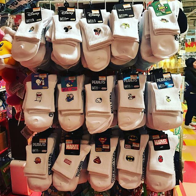 ヴィレッジヴァンガードなんばパークス店 Twitter પર 色んなワンポイントキャラソックス ディズニー サンリオ マーベル ソックス T Co Sedxfhanaq