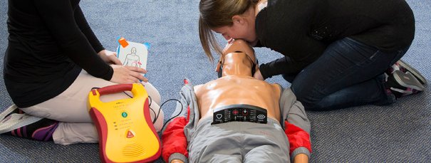 Intertraining's tweet image. Durf jij een onbekende te reanimeren met een AED? Uit onderzoek blijkt dat minder dan een derde van de Nederlanders zonder kennis van reanimatie dit durft. Van de personen die wél zijn opgeleid is 97% bereid een onbekende te helpen. Lees meer: bit.ly/2CEWl1M