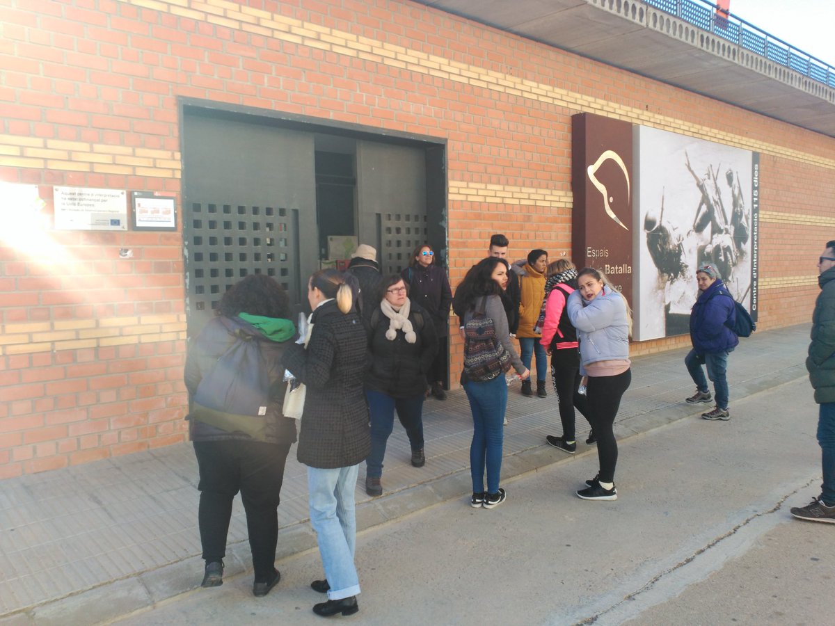 escolaMartaMata's tweet photo. Ja hem arribat a Corbera d'Ebre. Preparats per entrar al centre d'interpretació Espais de la batalla de l'Ebre!!! #faduls #batallaebre https://t.co/NPBtuFNVBB