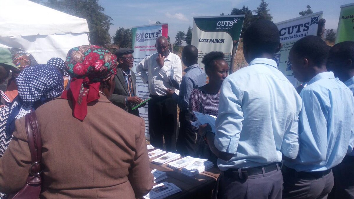 SafeFoodKenya's tweet photo. It was exciting to discuss issues of #milksafety with farmers and consumers during the @NakuruCountyGov stakeholder livestock field day. Thanks for having us @kalromkulima https://t.co/EtMiNIrPlE