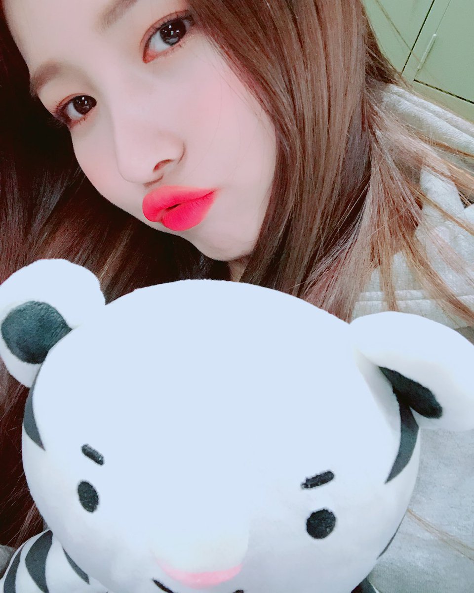 GFriendSnaps's tweet photo. [G-FRIEND INSTAGRAM(5P)] gfriendofficial: #수호랑 이랑 빼꼼꼼 😚 4/5P https://t.co/jegrUsaUlw #kpopsnaps https://t.co/dL6uDwqwQ7
