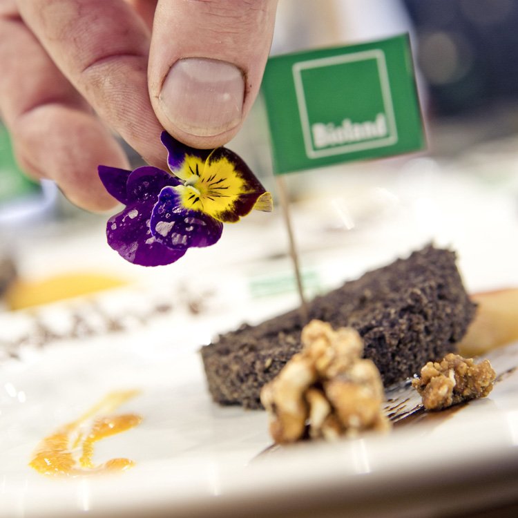 Gastronomiewelt's tweet photo. Bioland berät auf der #INTERNORGA
https://t.co/aubWgG6lQd
#Gastronomie #Bioland #BioFachmesse #Bioprodukte #AusserHausMarkt #Gastronews #Gastronomienews #Kochnews #Köchenews #Gastroforum #Gastronomieforum #Kochforum #Gastroevents
Foto ©: Sonja Herpich / @bioland_de e.V. https://t.co/WDoE9nXw41