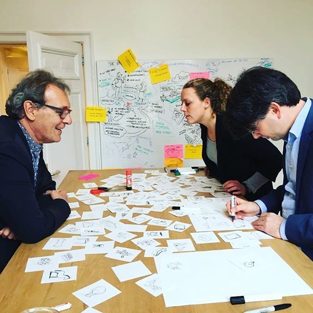 Samen visualiseren met het ROC! Met een visuele beeldenbank kan iedereen heel snel een visualisatie prototypen.  #jamvizthink #visualisatie #visualisatiebureau #samenwerken #prototype ift.tt/2CFnGkx