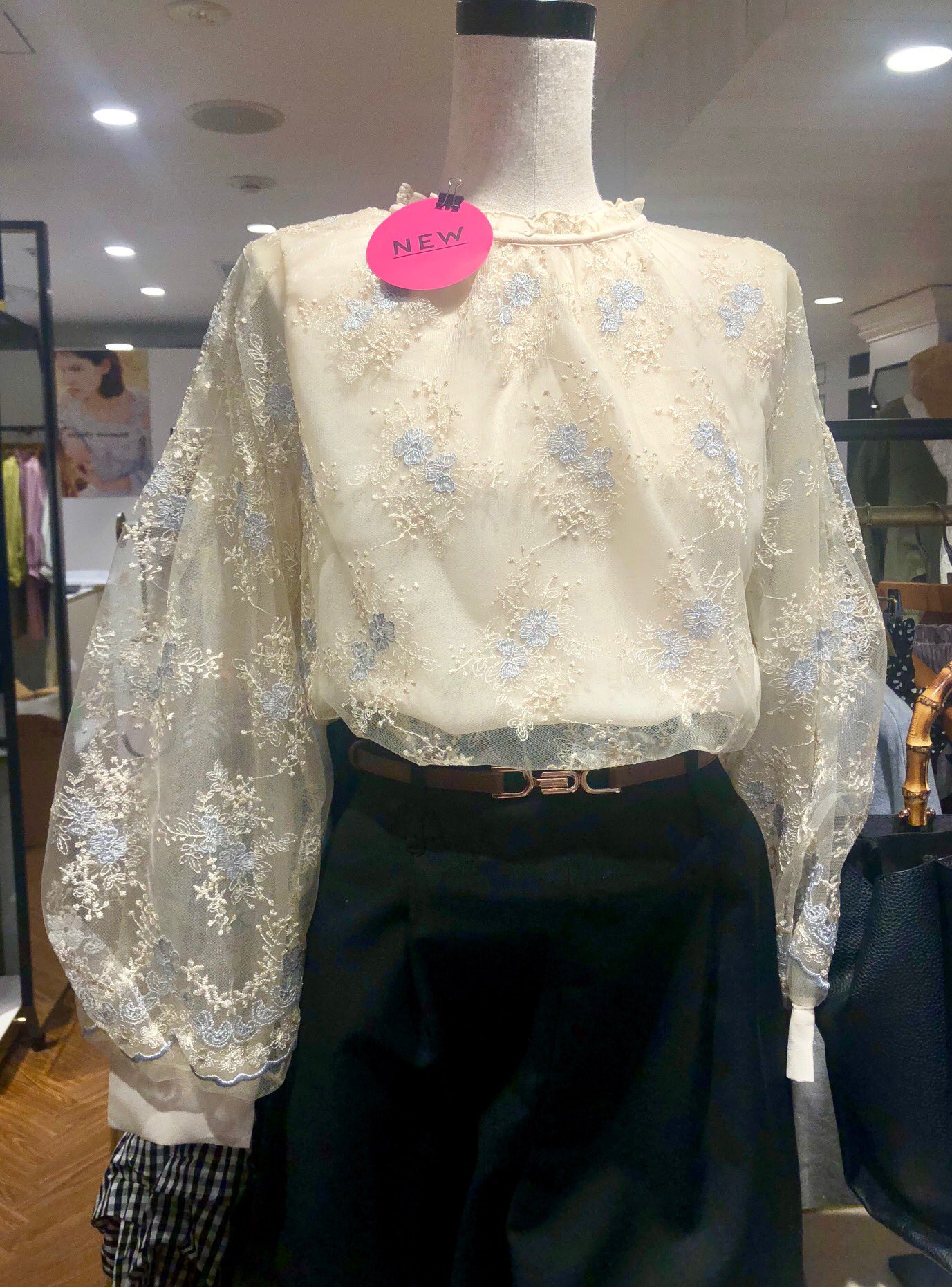 ルミネエスト新宿 2f ミスティウーマン 大人気 春らしい 華やかな刺繍ブラウスが入荷 カラー オフホワイト ブラック アイボリー 4900 税 ミスティウーマン ルミネエスト 春 ルミネエスト新宿 2f ミスティウーマン 大人気 春らしい 華やかな刺繍ブラウスが入荷 カラー オフホワイト ブラック アイボリー 4900 税 ミスティウーマン ルミネエスト 春