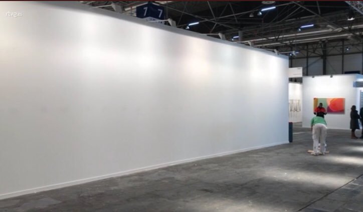 Mortimer_Fu's tweet photo. —Perdone ¿cómo se llama esta obra?
—¿Qué obra?
—Esa de ahí.
—Ahí no hay nada. 
—"Ahí no hay nada"... sobrecogedor. https://t.co/pIL7jkuc7H