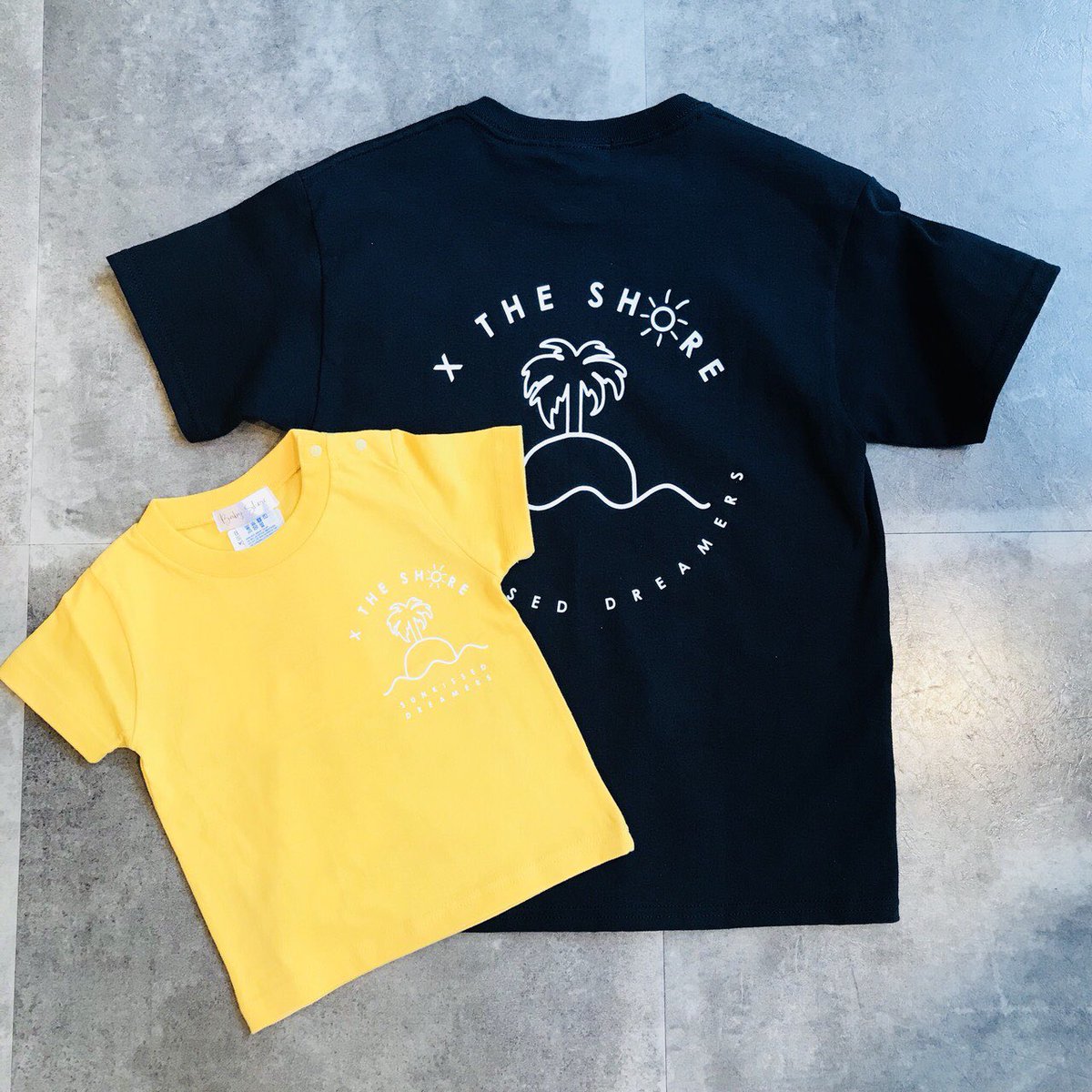 XTheShore's tweet photo. SUNKISSED DREAMERS新作KIDS TEEが遂に入荷😆💙サイズは90cm〜です👶🏽🌴親子で、兄弟でコーデできるめっちゃキュートなTシャツ❣️是非暖かくなる季節に向けて一枚ゲットしてみては😍サイズ、枚数に限りありますのでお早めに❤️ https://t.co/5eHJZbQTXB