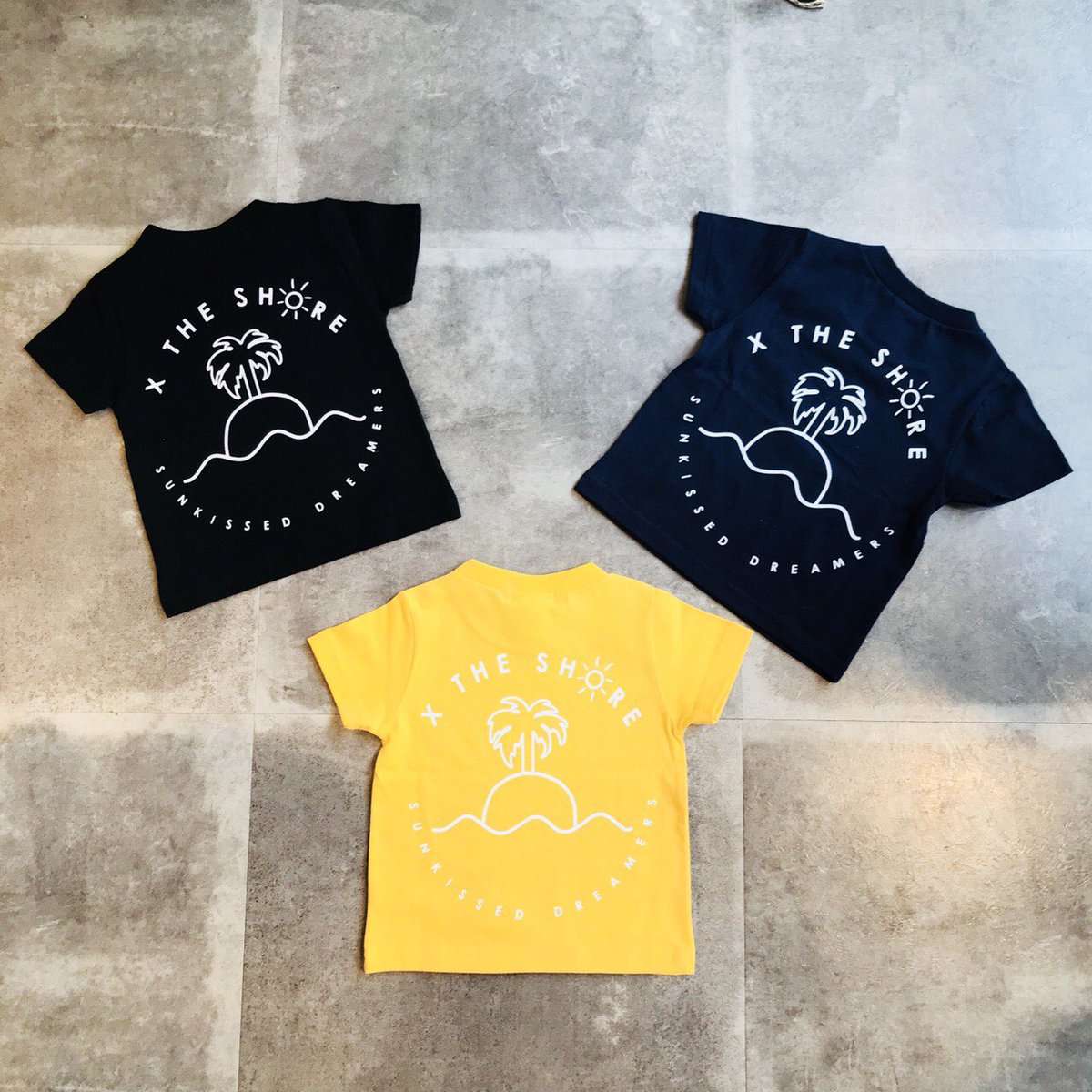 XTheShore's tweet photo. SUNKISSED DREAMERS新作KIDS TEEが遂に入荷😆💙サイズは90cm〜です👶🏽🌴親子で、兄弟でコーデできるめっちゃキュートなTシャツ❣️是非暖かくなる季節に向けて一枚ゲットしてみては😍サイズ、枚数に限りありますのでお早めに❤️ https://t.co/5eHJZbQTXB