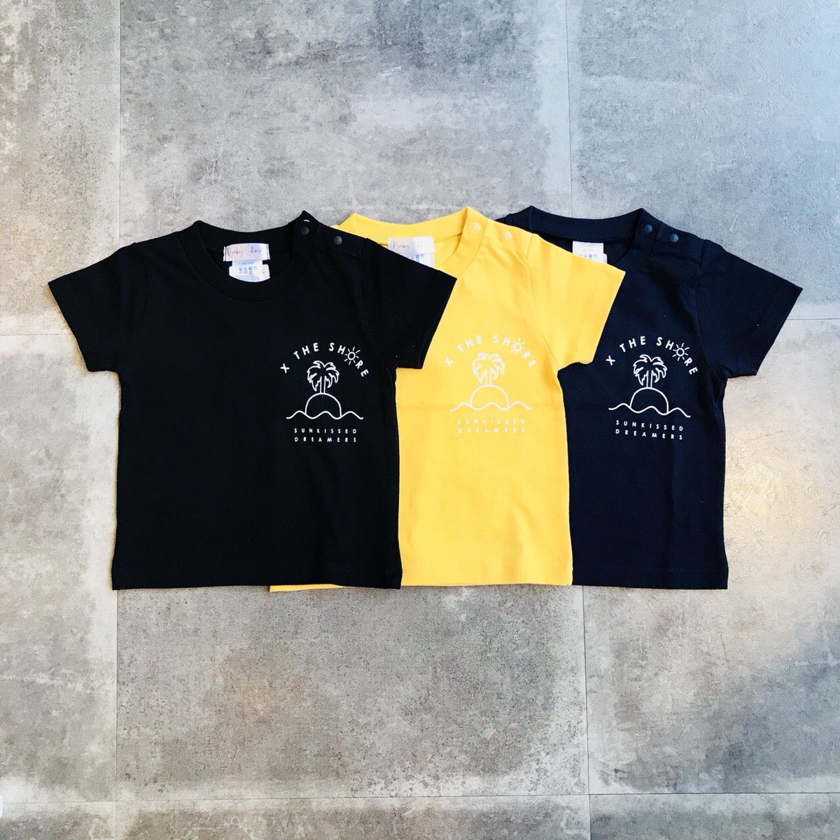 XTheShore's tweet photo. SUNKISSED DREAMERS新作KIDS TEEが遂に入荷😆💙サイズは90cm〜です👶🏽🌴親子で、兄弟でコーデできるめっちゃキュートなTシャツ❣️是非暖かくなる季節に向けて一枚ゲットしてみては😍サイズ、枚数に限りありますのでお早めに❤️ https://t.co/5eHJZbQTXB