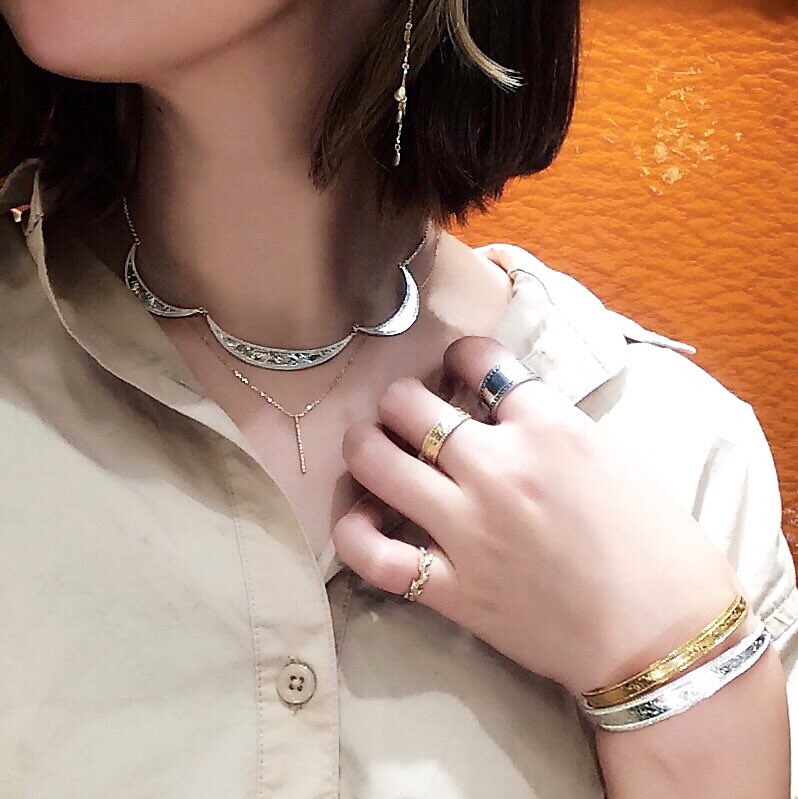Agete アガット V Twitter スタッフ コーディネート アガット 神戸大丸 女性らしいシルエットのシャツに シルバーとゴールドの存在感をプラスした甘辛コーディネート 2 22 木 2 25 日 までの期間中 アガット 神戸大丸にて大丸 松坂屋カードをお持ちの Agete アガット V Twitter スタッフ コーディネート アガット 神戸大丸 女性らしいシルエットのシャツに シルバーとゴールドの存在感をプラスした甘辛コーディネート 2 22 木 2 25 日 までの期間中 アガット 神戸大丸にて大丸 松坂屋カードをお持ちの
