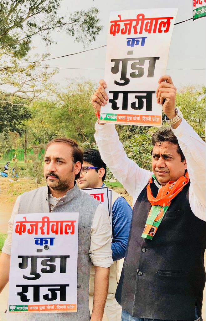 SunilYadavBJP's tweet photo. рджрд┐рд▓реНрд▓реА рдореБрдЦреНрдп рд╕рдЪрд┐рд╡ рдХреЗ рд╕рд╛рде рдорд╛рд░рдкреАрдЯ рдФрд░ рднрд╛рдЬрдкрд╛ рд╡рд░рд┐рд╖реНрда рдиреЗрддрд╛рдУрдВ рдХреЗ рд╕рд╛рде рдЕрднрджреНрд░ рд╡реНрдпрд╡рд╣рд╛рд░ рдХрд░рдиреЗ рд╡рд╛рд▓реА рдХреЗрдЬрд░реАрд╡рд╛рд▓ рд╕рд░рдХрд╛рд░ рдХреА рдЕрд░рд╛рдЬрдХрддрд╛,рдЧреБрдВрдбрд╛рдЧрд░реНрджреА рдПрд╡рдВ рднреНрд░рд╖реНрдЯрд╛рдЪрд╛рд░ рдХреЗ рд╡рд┐рд░реБрджреНрдз рджрд┐рд▓реНрд▓реА рдХреЗ рдпреБрд╡рд╛рдУрдВ рдореЗрдВ рдмрд╣реБрдд рд░реЛрд╖ рд╣реИредрджрд┐рд▓реНрд▓реА рдХрд╛ рдпреБрд╡рд╛ рдпреЗ рдЧреБрдВрдбрд╛рдЧрд░реНрджреА рдирд╣реАрдВ рд╕рд╣реЗрдЧрд╛ред#3saaldelhibehaal #3YearsOfAAPGovernance
@ManojTiwariMP https://t.co/z1BfskaNlw