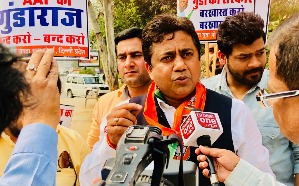 SunilYadavBJP's tweet photo. рджрд┐рд▓реНрд▓реА рдореБрдЦреНрдп рд╕рдЪрд┐рд╡ рдХреЗ рд╕рд╛рде рдорд╛рд░рдкреАрдЯ рдФрд░ рднрд╛рдЬрдкрд╛ рд╡рд░рд┐рд╖реНрда рдиреЗрддрд╛рдУрдВ рдХреЗ рд╕рд╛рде рдЕрднрджреНрд░ рд╡реНрдпрд╡рд╣рд╛рд░ рдХрд░рдиреЗ рд╡рд╛рд▓реА рдХреЗрдЬрд░реАрд╡рд╛рд▓ рд╕рд░рдХрд╛рд░ рдХреА рдЕрд░рд╛рдЬрдХрддрд╛,рдЧреБрдВрдбрд╛рдЧрд░реНрджреА рдПрд╡рдВ рднреНрд░рд╖реНрдЯрд╛рдЪрд╛рд░ рдХреЗ рд╡рд┐рд░реБрджреНрдз рджрд┐рд▓реНрд▓реА рдХреЗ рдпреБрд╡рд╛рдУрдВ рдореЗрдВ рдмрд╣реБрдд рд░реЛрд╖ рд╣реИредрджрд┐рд▓реНрд▓реА рдХрд╛ рдпреБрд╡рд╛ рдпреЗ рдЧреБрдВрдбрд╛рдЧрд░реНрджреА рдирд╣реАрдВ рд╕рд╣реЗрдЧрд╛ред#3saaldelhibehaal #3YearsOfAAPGovernance
@ManojTiwariMP https://t.co/z1BfskaNlw