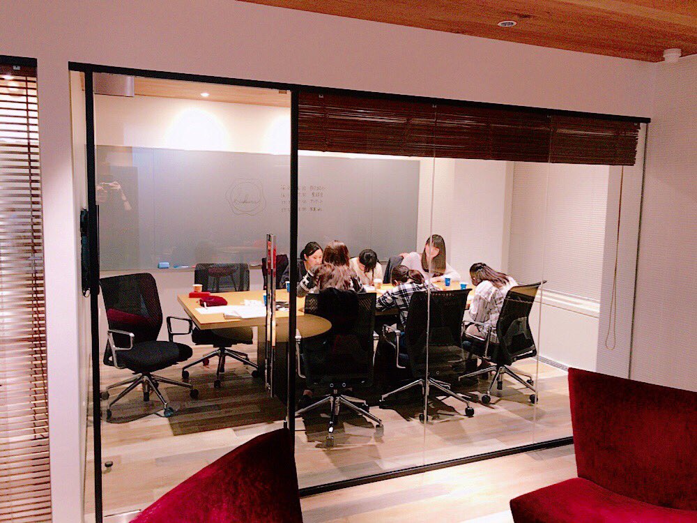 SAKURA学園今年初座談会！
ありがとうございました🎉

ロールケーキにミルフィーユ🍴💗
お土産は話題のちふれリップ💄

いろんなカタログを見て沢山意見交換しました！楽しかった✨✨

次回もお待ちしております👯
まだ参加してない子もした事ある子も是非来てね😘

#SAKURA学園 
#座談会