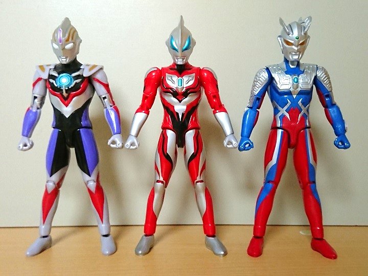 まなしな ウルトラアクションフィギュア 簡単に言うと 子供向けフィギュアーツ です 付属品無し 指が可動 関節が結構丈夫な作り 塗装は最低限 全身17ヶ所可動 定価00円で買えて ウルトラ怪獣dxなどと並べてガシガシ遊べる仕様です