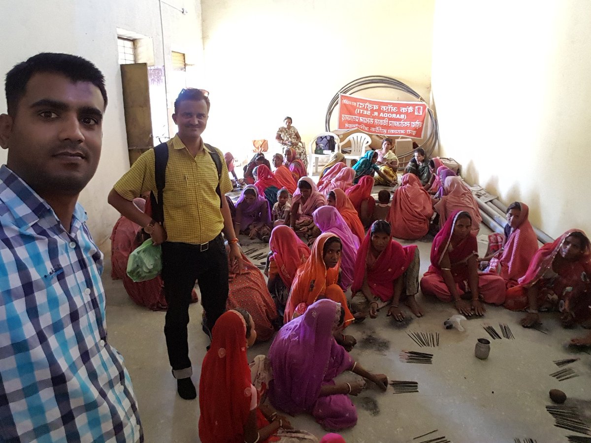 vivekhjoshi5417's tweet photo. @VasundharaBJP
धरियावद, प्रतापगढ़ में राजीविका SHG की महिलाए अगरबत्ती बनाते हुए।
#महिला_सशक्तिकरण
#livelihoodActivity #RGAVP #NRLM https://t.co/2ctsm0xM7R