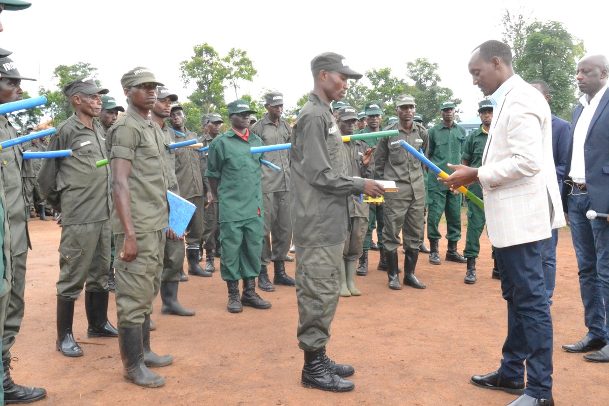 RwandaEast's tweet image. Today: Governor Mufulukye attended the official launching ceremony of community night patrols (Irondo) in Rwamagana District, asked them to value what they do &amp;amp;protect its image through professionalism, service delivery and wipe out anything that can hinder the security of people