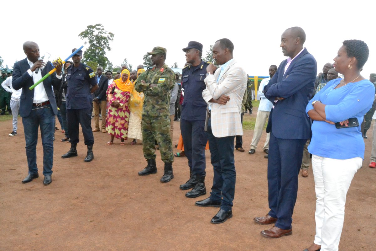 RwandaEast's tweet image. Today: Governor Mufulukye attended the official launching ceremony of community night patrols (Irondo) in Rwamagana District, asked them to value what they do &amp;amp;protect its image through professionalism, service delivery and wipe out anything that can hinder the security of people
