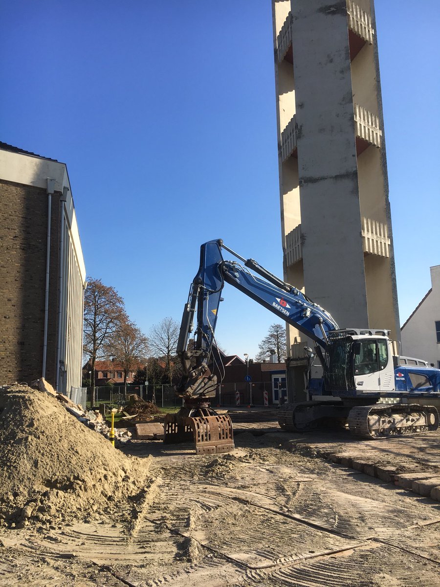 JanSmolenaars's tweet photo. 1/2 Verbindingsgang toren/kerk is inmiddels gesloopt. Het ‘grote’ werk, de sloop van de kerktoren, start a.s. maandag!
Voormalige Fatimakerk Offenbeek @Gemeente_Beesel wordt omgebouwd tot een super Jump Arena Offenbeek #XBAZE https://t.co/d685tCrdu0