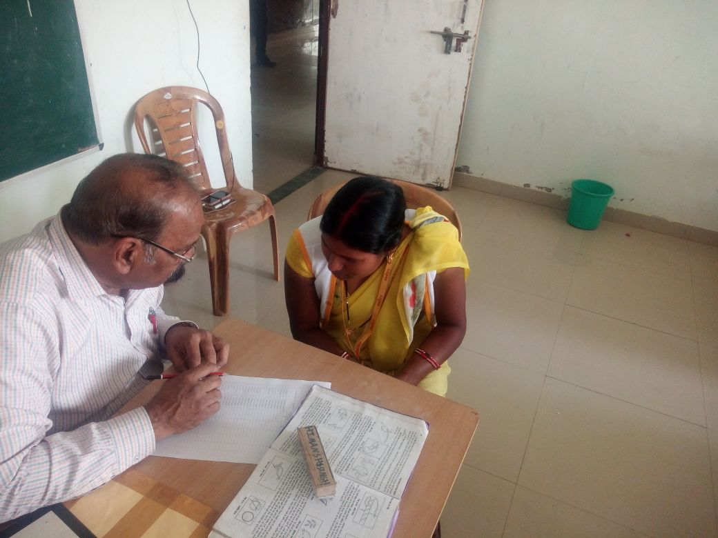 aim_achievers's tweet photo. Time to reap hard work. Hand embroider training assessment at AIMA Gwalior. #msde #AnanthKumarHegde #dpradhanbjp #PMOindia #nsdc #SkillIndia https://t.co/OJ89Tl292w
