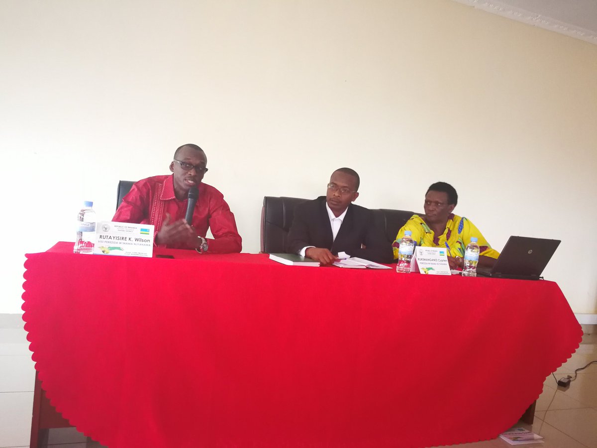 RichardGasana's tweet image. Inama Njyanama y'Akarere ka @GatsiboDistrict uyu munsi yafashe icyemezo ko inka n'andi matungo bizongera kuvogera ikigo cya gisirikare cya Gabiro zizajya zitezwa cyamunara...@Fredrwanda @RwandaLocalGov @RwandaEast @RwandaMedia