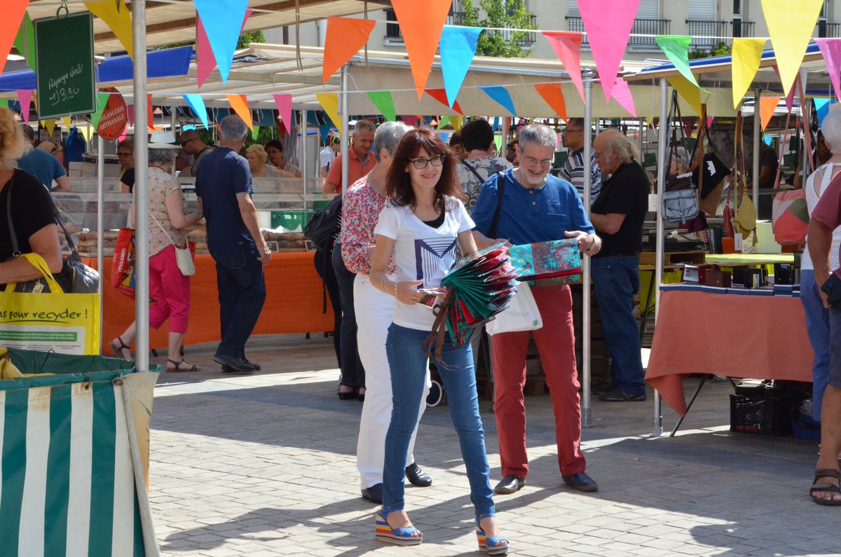 VilledeFbleau's tweet photo. #Concours du + beau marché d’IDF par @LeParisien & @TF1
#Fontainebleau sur la 2e marche du podium derrière @Versailles
Merci à tous pour vos votes et 👏👏 à nos commerçants du marché de #Fbleau : 3x par semaine, super marché, beaux produits, ambiance sympa !
#MonPlusBeauMarché https://t.co/f3hhqf4ZrB
