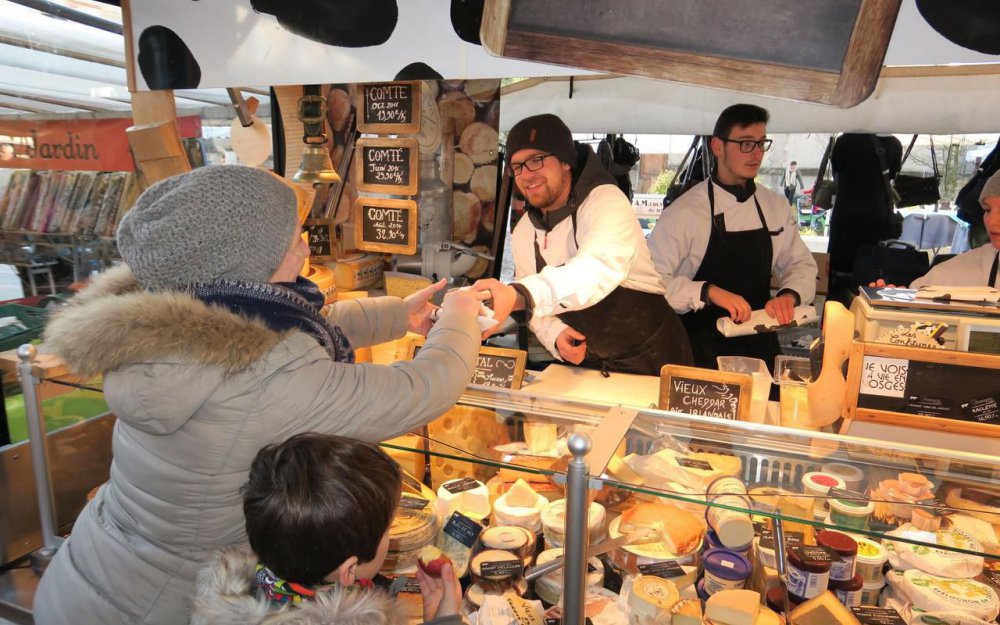 VilledeFbleau's tweet photo. #Concours du + beau marché d’IDF par @LeParisien & @TF1
#Fontainebleau sur la 2e marche du podium derrière @Versailles
Merci à tous pour vos votes et 👏👏 à nos commerçants du marché de #Fbleau : 3x par semaine, super marché, beaux produits, ambiance sympa !
#MonPlusBeauMarché https://t.co/f3hhqf4ZrB