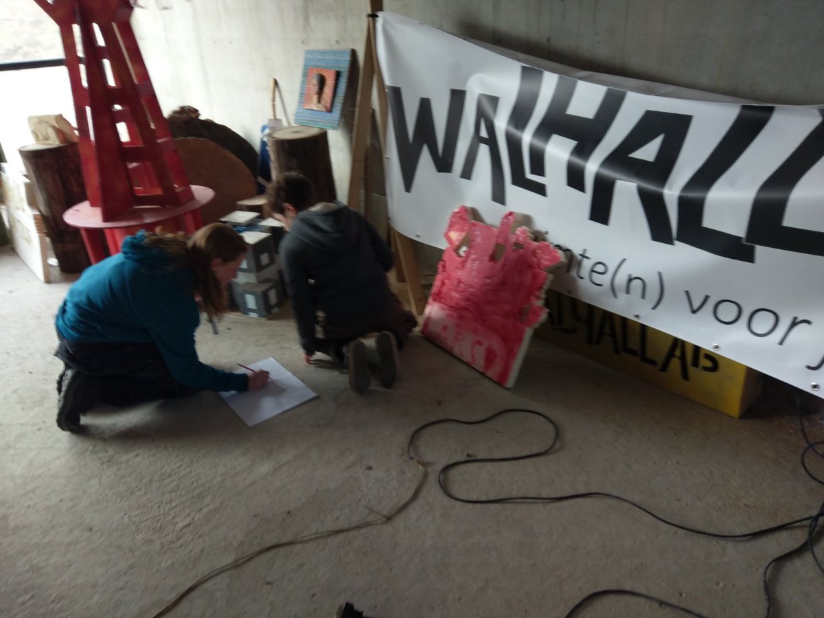 Dit wordt géén #Thuiszitter! M., 10, lekker aan de slag met project voor @WalhallabGro met onze (en zijn) favoriete leraar Hanna (15).

Logo's maken. 

Een voorbeeld van voorbeeldige en effectieve samenwerking tussen school, leerplicht, ouders &amp; het WALHALLAb!