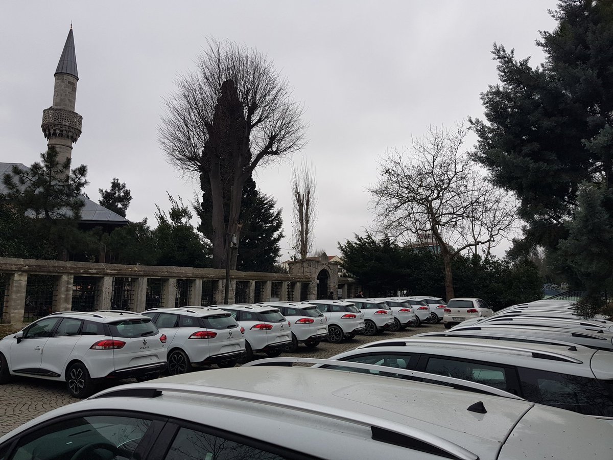 Ata yadigarı tescilli eski eser Takkeci İbrahim Ağa Camii'nin önünü plakasız araçlar için stok alanı olarak kullanılmasına kim izin verdi? Bu yetki kimdedir? Müdahele edilmesi gerekir. @ibbBeyazmasa @VGM_VAKIFLARGM