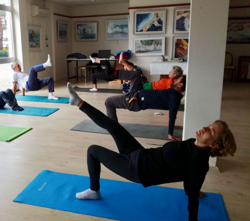 TEOS MARİNA'DA HAFTADA 3 GÜN YOGA 
Teos Marina Kültür Merkezi'nde her hafta eğitmen Figen Çizgen rehberliğinde klasik yoga dersleri devam ediyor. Her Cumartesi ve Çarşamba sabahı saat 11.00'de, her Salı akşamı saat 19.30'da yoga dersleri yoğun ilgi görüyor.