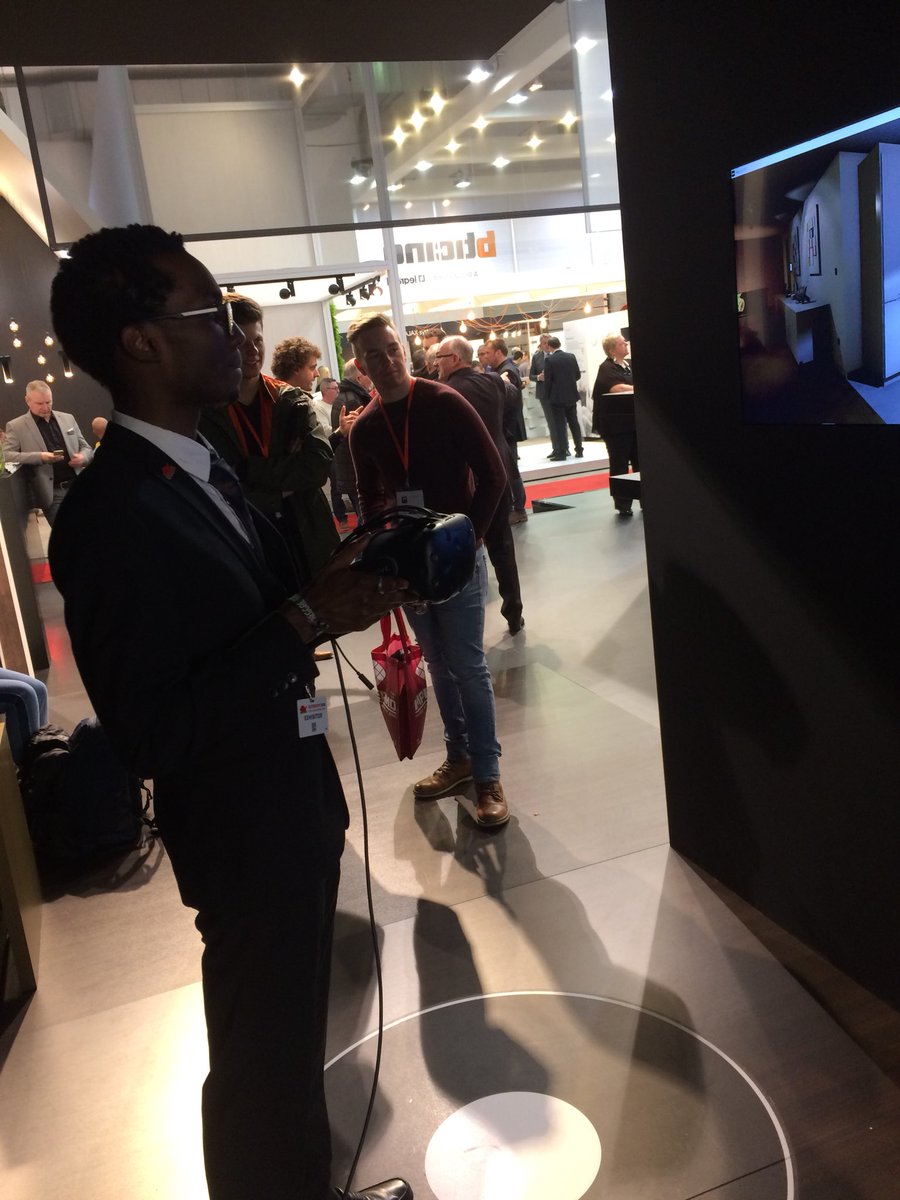 Engelen98Jan's tweet photo. Niko illuminating ideas #Batibouw #ondernemerschap #thomasmore https://t.co/ZUqUvyJwXs