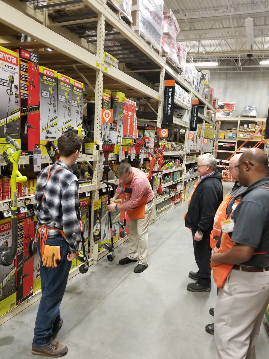 IamPurePlatinum's tweet photo. 4655 SM Mullins still at it - New Associate in-aisle mission Knowledge is Power. @jefe4655 @MarcusINOrange @forman_melvin @TerriDavisB https://t.co/72GD1OcL5P