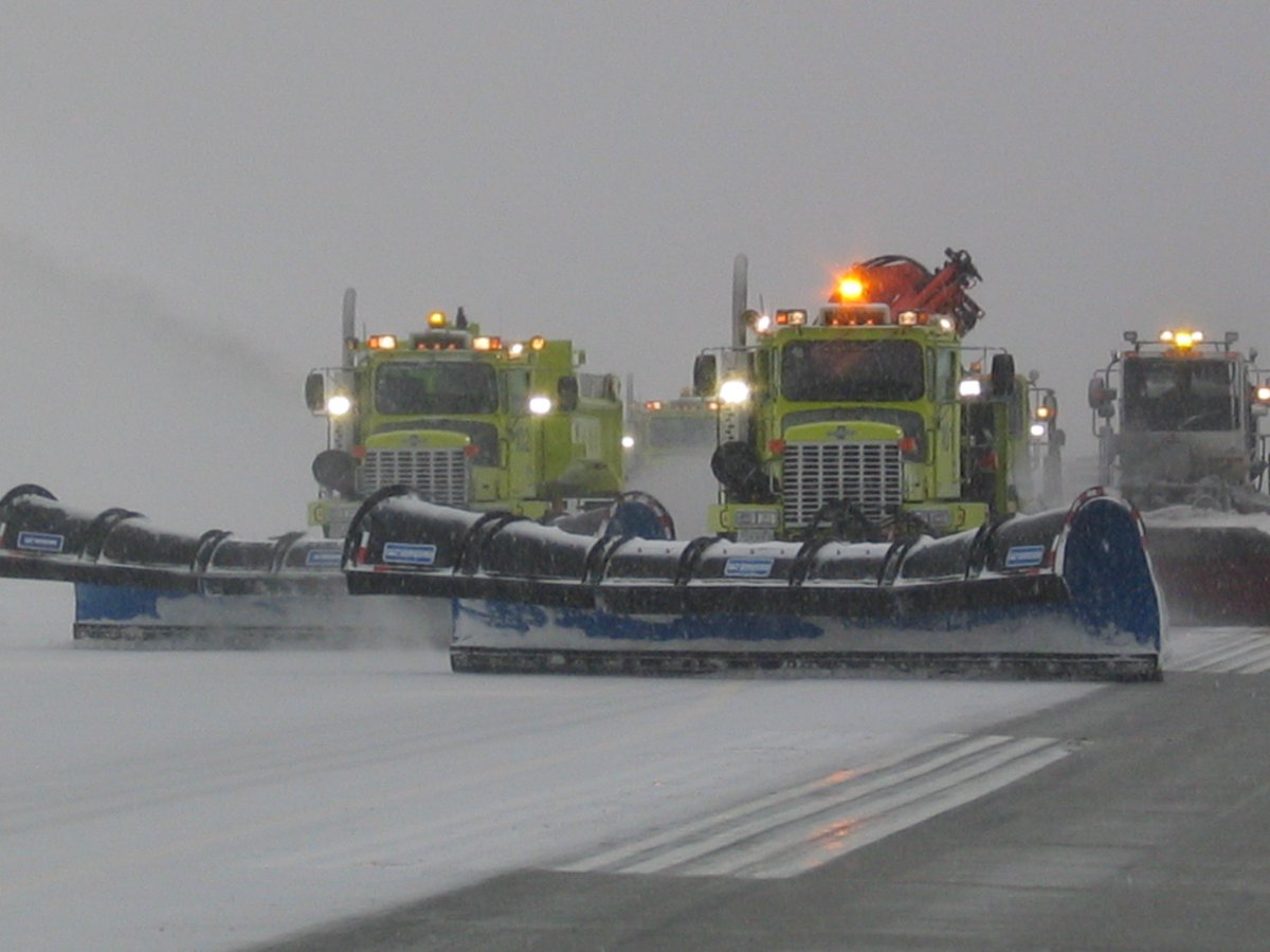 yvrairport's tweet image. UPDATE: We can confirm it is snowing at YVR due to the snowflakes falling from the sky. Crews are working to get planes in the air as quickly and safely as possible. Passengers are advised to check with their airline for flight info and leave plenty of time to get to the airport.